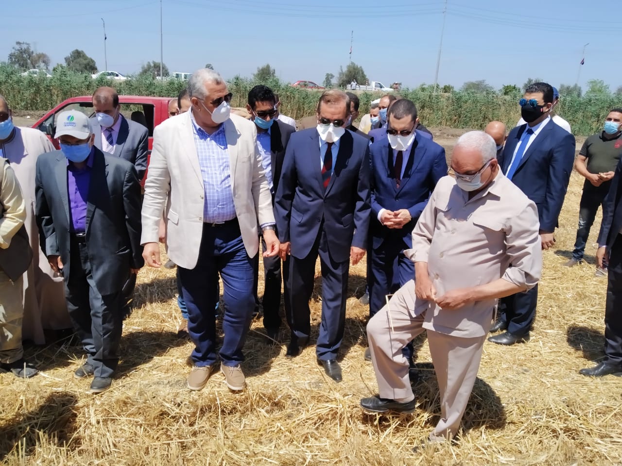 وزير  الزراعة  اثناء جولة    بمشروعات زراعية بكفر الشيخ  (4)