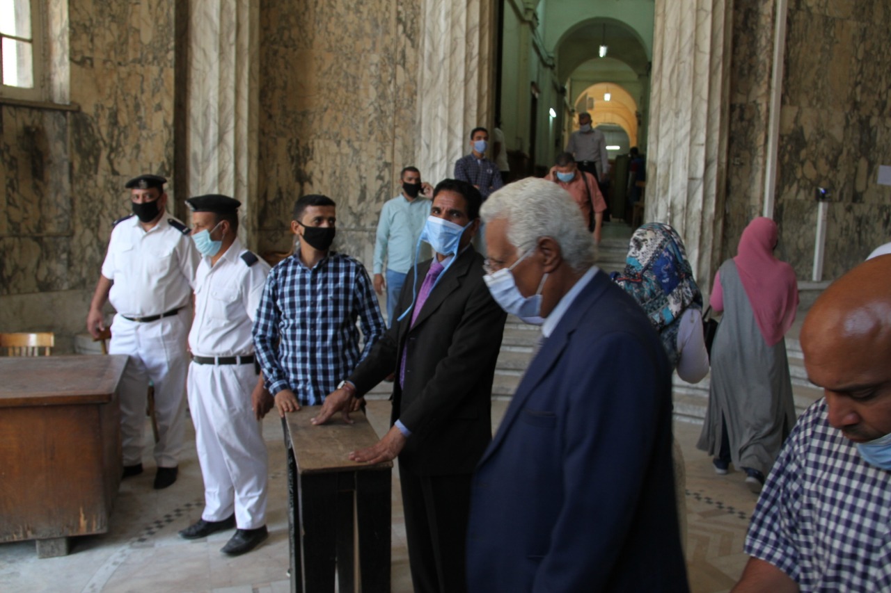 الزام جميع المترددين على المحكمة ارتداء الكمامة