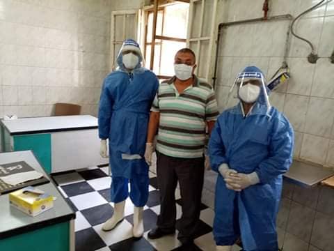 أعمال سحب المسحات من المشتبه بإصابتهم بكورونا فى مستشفى صدر إسنا (4)