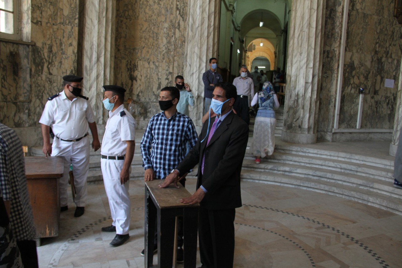 بوابات محكمة النقض لفحص المترددين على المحكمة