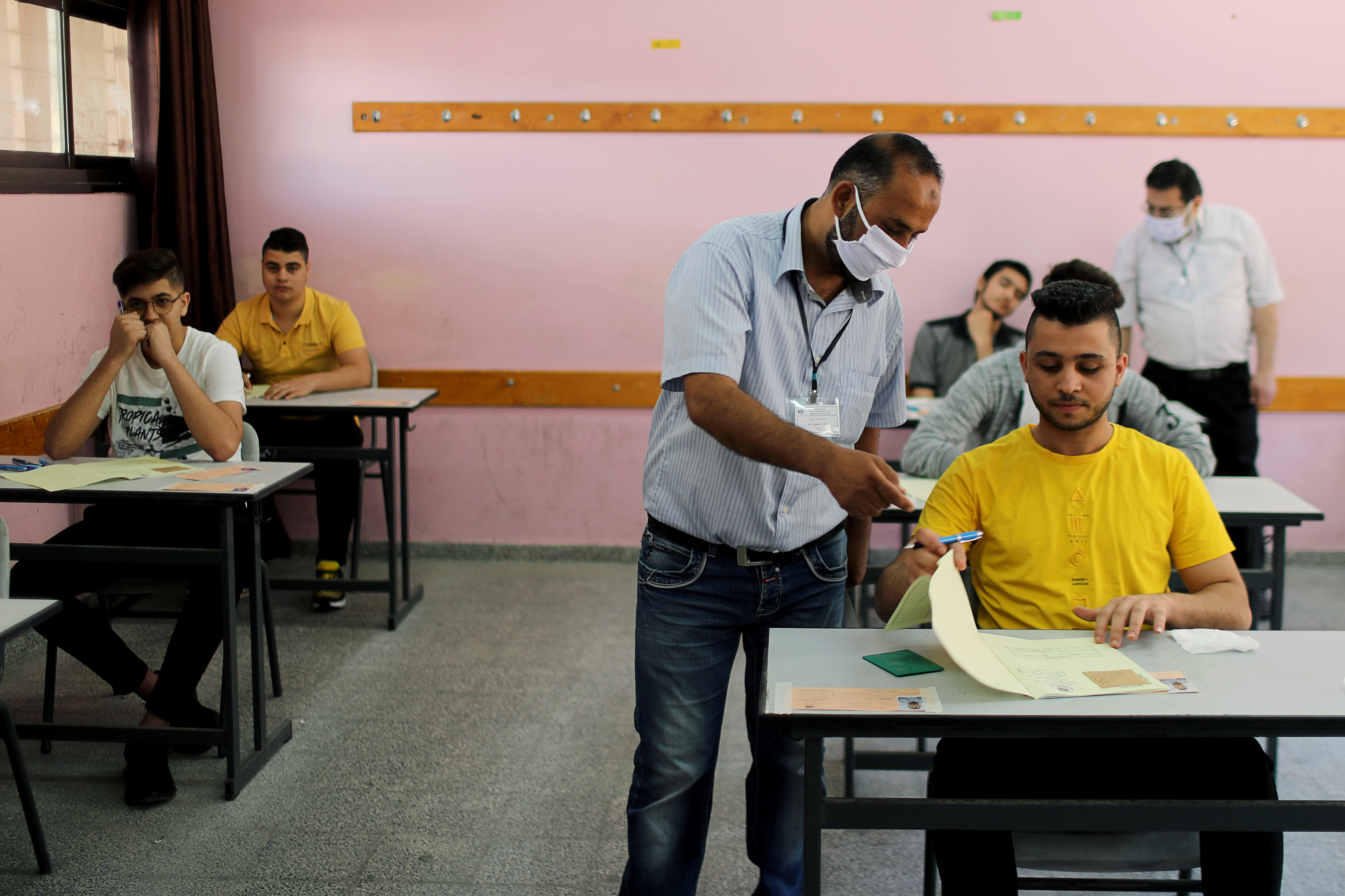 طلاب فلسطينيون يخضعون لامتحانات الثانوية العامة وسط أزمة كوفيد 19 في غزة