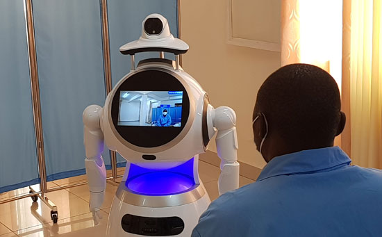 روبوت يقدم الرعاية الطبية لمريض