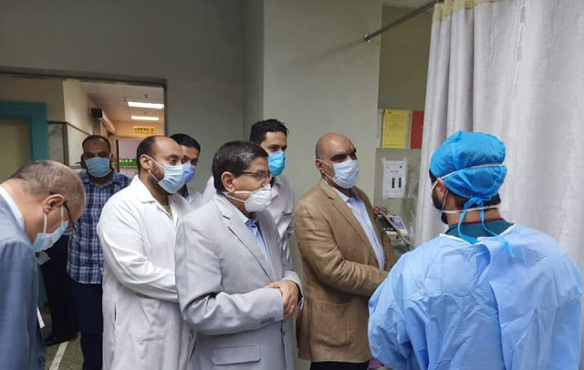 رئيس هيئة التأمين الصحي خلال الزيارة 2