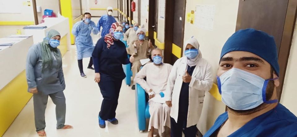 سيلفى خروج 10 حالات بعد شفاؤهم من كورونا سيلفى خروج 10 حالات بعد شفاؤهم من كورونا