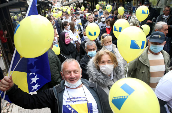 آلاف البوسنيين يحتجون مع اتهام مسئولين بالفساد
