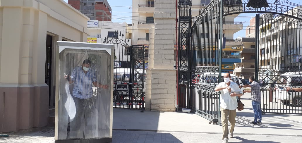 التزام العاملين بجامعة بنها بارتداء الكمامة (3)