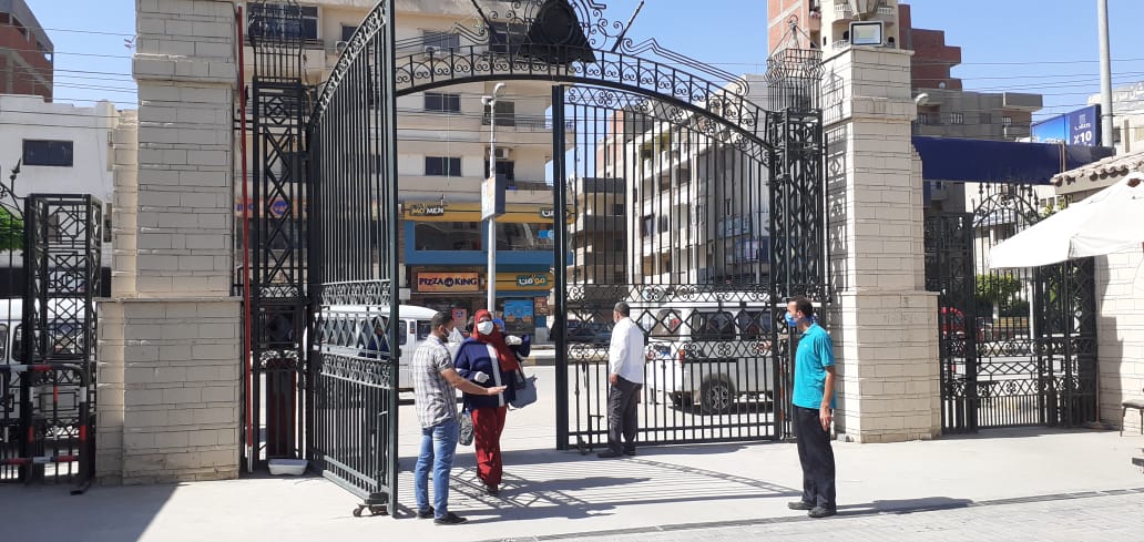 التزام العاملين بجامعة بنها بارتداء الكمامة (4)