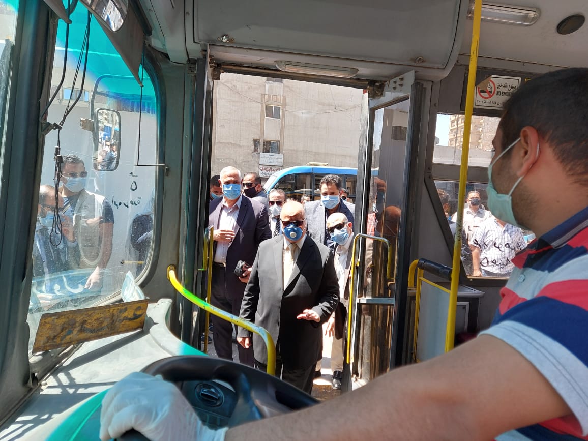 محافظ القاهرة يتابع التزام الركاب بارتداء الكمامات (4)
