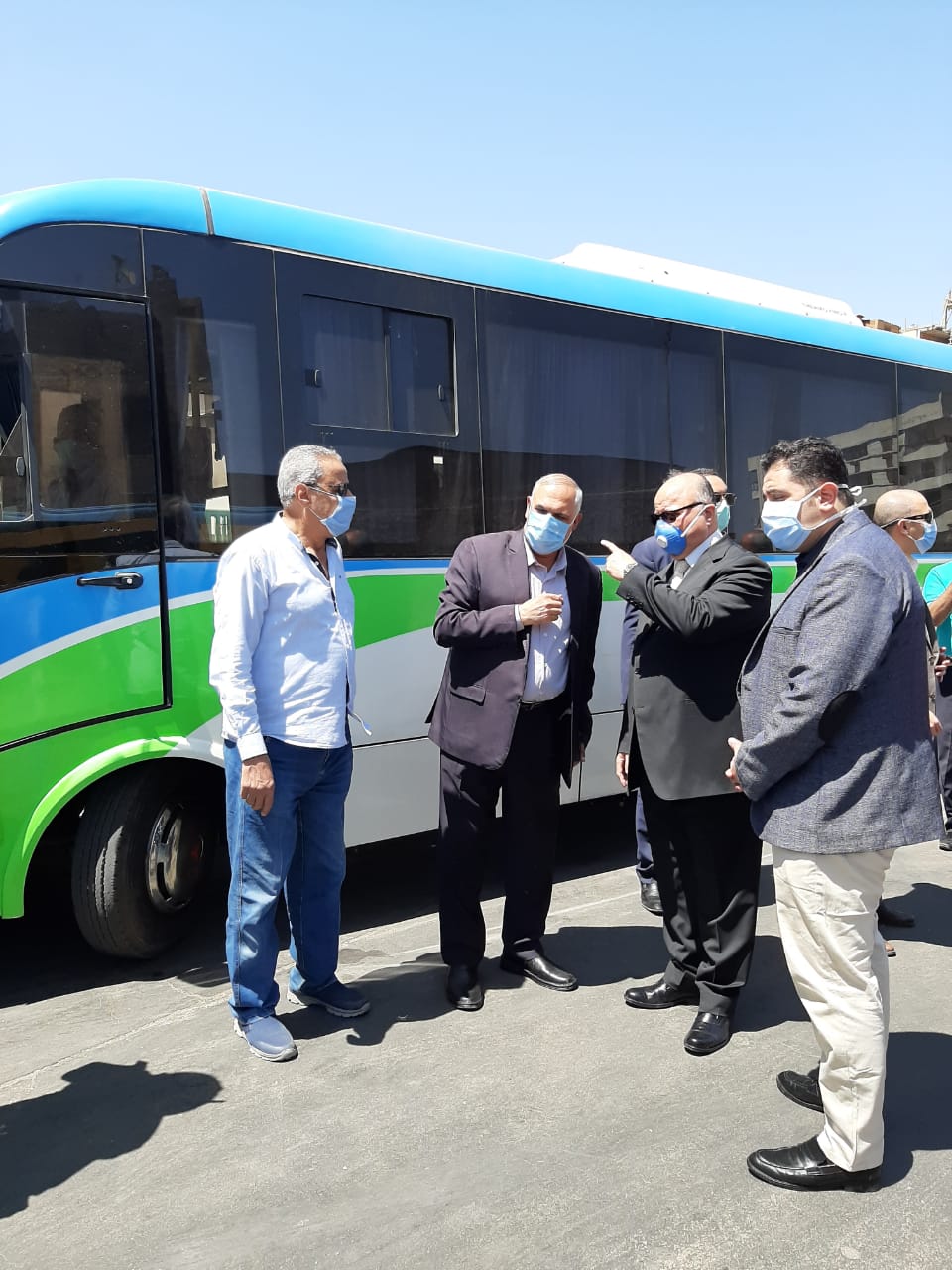 محافظ القاهرة يتابع التزام الركاب بارتداء الكمامات (2)
