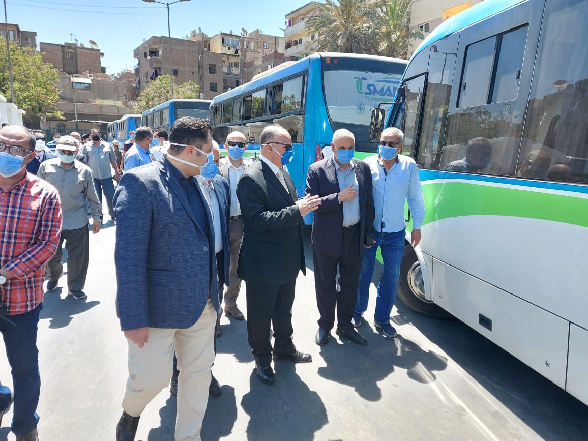 محافظ القاهرة يتابع التزام الركاب بارتداء الكمامات (5)