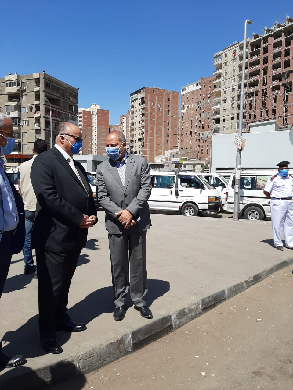 محافظ القاهرة يتابع التزام الركاب بارتداء الكمامات (1)