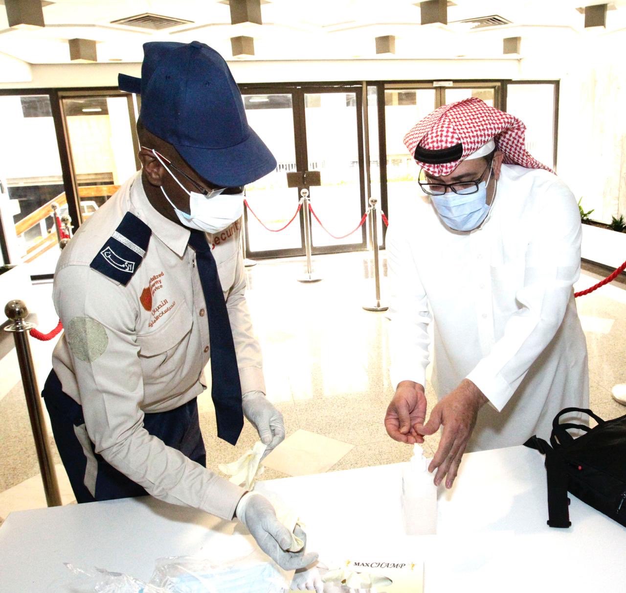 الإطمئنان على مستلزمات أحد الموظفين