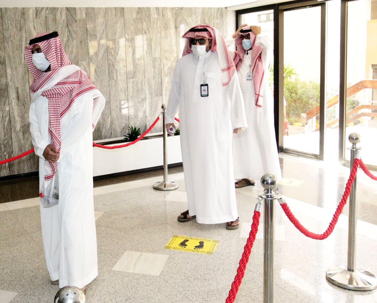 موظف الوزارة يتوافدون على مقر الوزارة