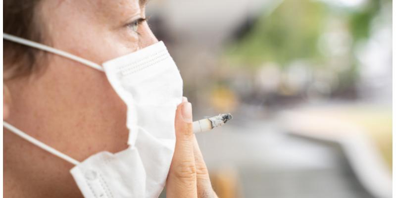 التدخين حتى من فوق الكمامة