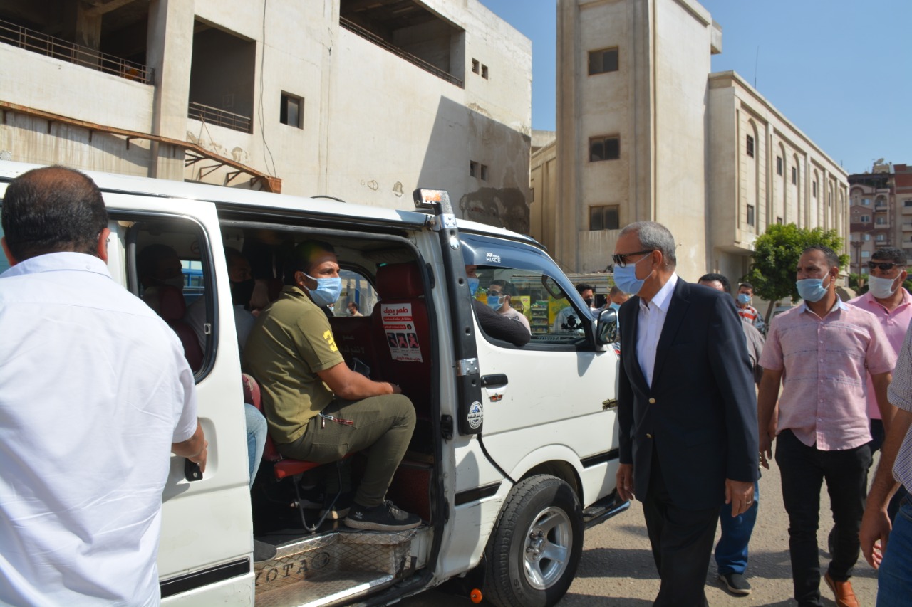 محافظ القليوبية خلال الجولة