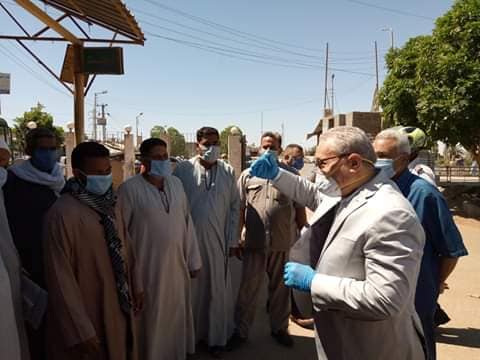 جولة المحافظ على مواقف السيارات بمدينة إسنا