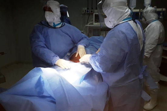 إجراء عمليتين قيصريتين لسيدتين مصابتين بكورونا (2)