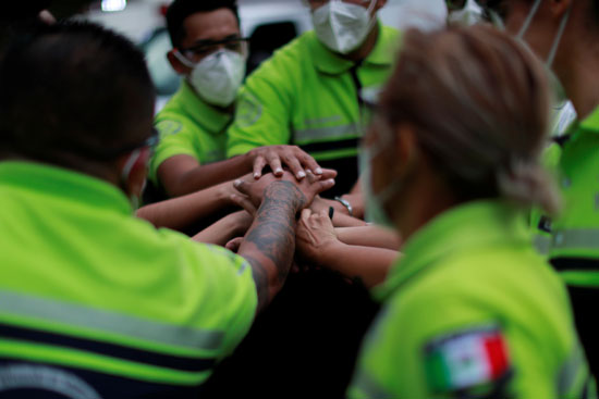مسعفو المكسيك يكرمون زملائهم ضحايا فيروس كورونا