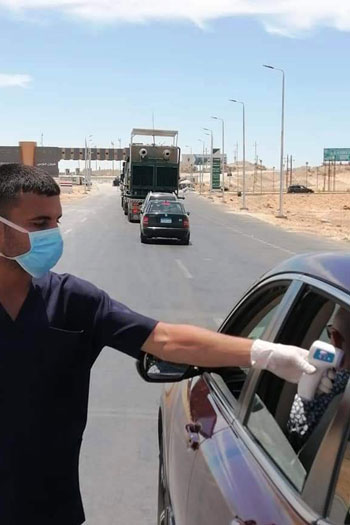 فحص المواطنين بالكواشف السريعة بالنقطة الطبية  (2)