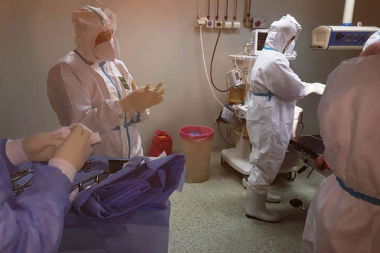 إجراء عمليتين قيصريتين لسيدتين مصابتين بكورونا (1)