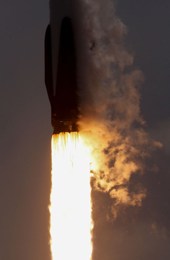 لقطة قريبة من الصاروخ عقب انطلاقه للفضاء