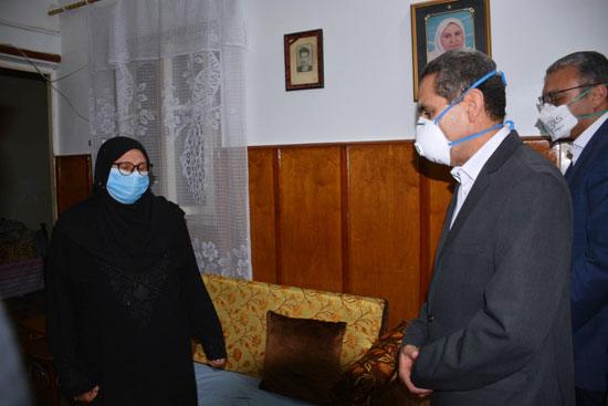 محافظ الغربية يقدم العزاء لأسرة الشهيد محمد فضل الله (1)