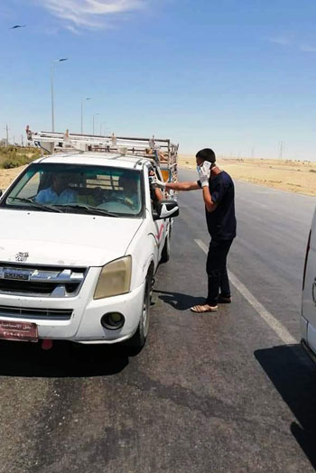فحص المواطنين بالكواشف السريعة بالنقطة الطبية  (3)