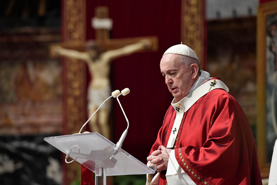 البابا فرانسيس يتلو خلال الصلاة