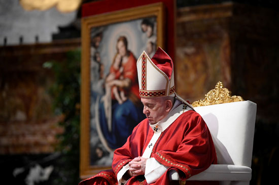 البابا فرانسيس يجلس