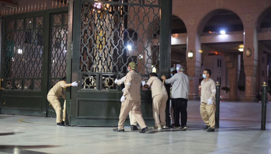 فتح أبواب المسجد النبوى استعدادا لصلاة الفجر