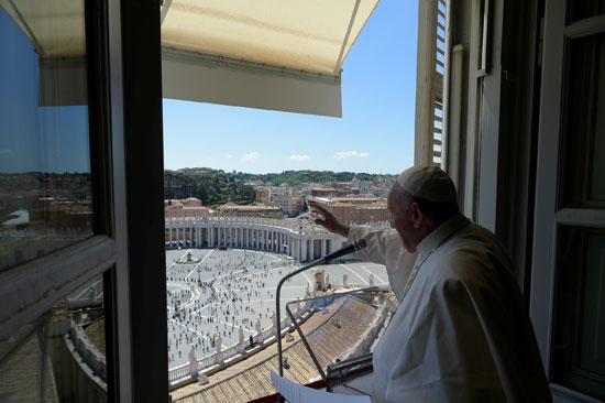 البابا فرانسيس يقود صلاة لمواجهة كورونا