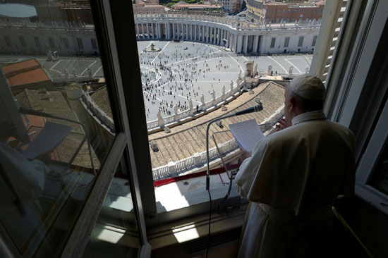 البابا فرانسيس خلال الصلاة ومتابعة المشاركين