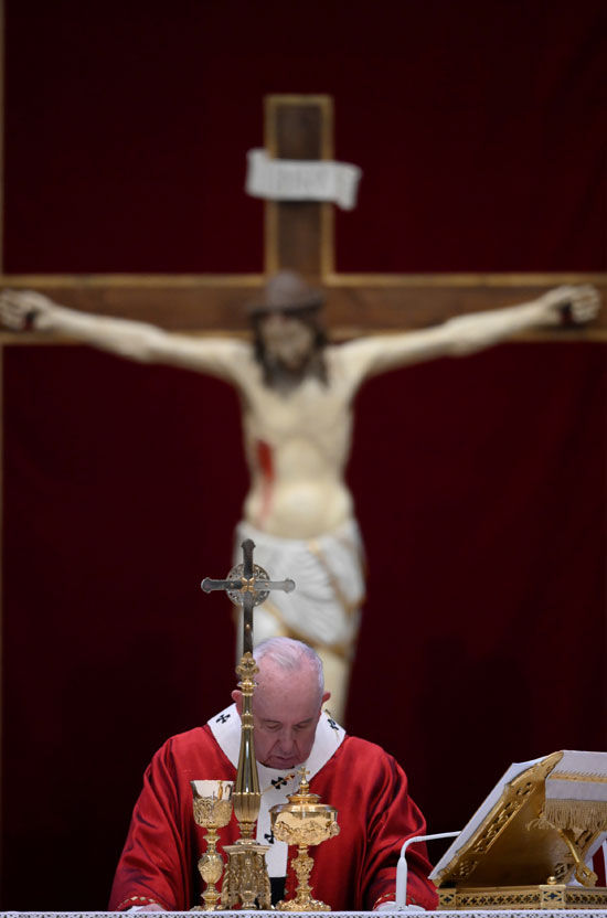 البابا فرانسيس وفى الخلفية تمثال للسيد المسيح
