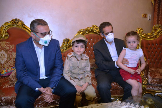 محافظ الغربية يقدم العزاء لأسرة الشهيد محمد فضل الله (3)