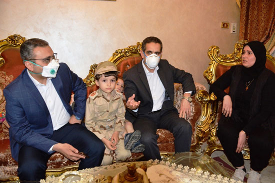 محافظ الغربية يقدم العزاء لأسرة الشهيد محمد فضل الله (2)