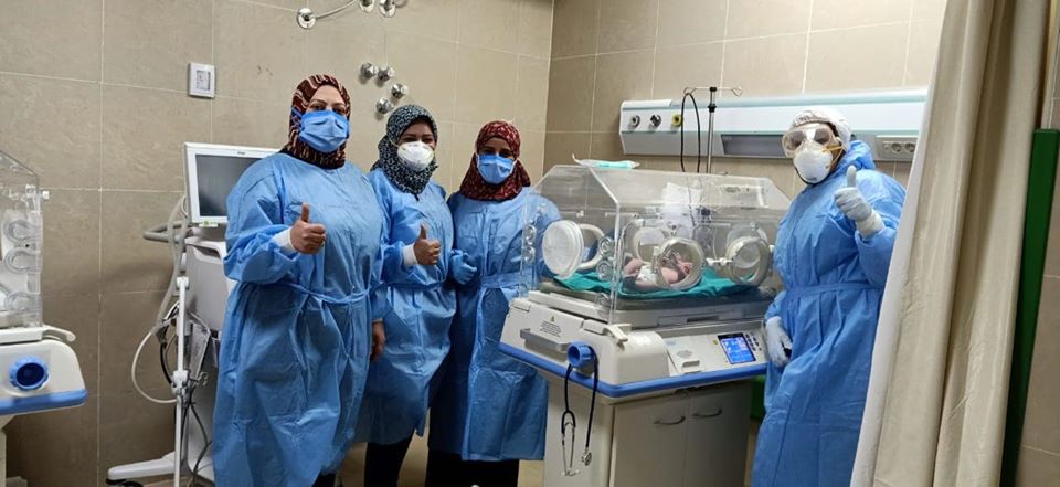 فريق التمريض بالمستشفى مع الطفل فى الحضانة