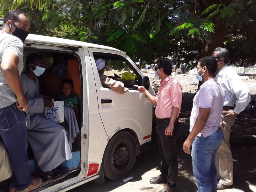 رئيس مدينة البياضية يقود جولة بمواقف السيارات لمتابعة إرتداء الكمامة رئيس مدينة البياضية يقود جولة بمواقف السيارات لمتابعة إرتداء الكمامة