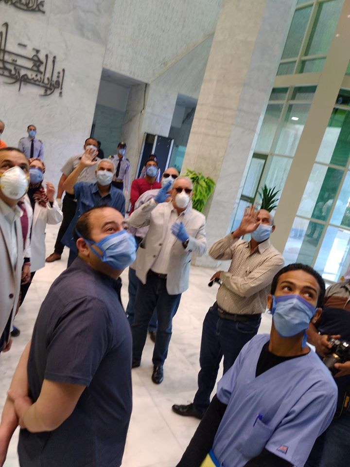 زيارة محافظة الأقصر لمستشفى اسنا وشكره للأطباء
