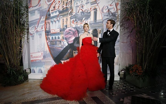 بياتريس بوروميو في فستان أحمر رائع