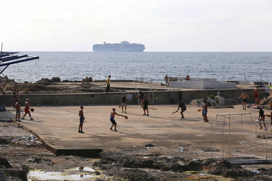الناس يستمتعون بوقت الفراغ على الشاطئ فى بيروت