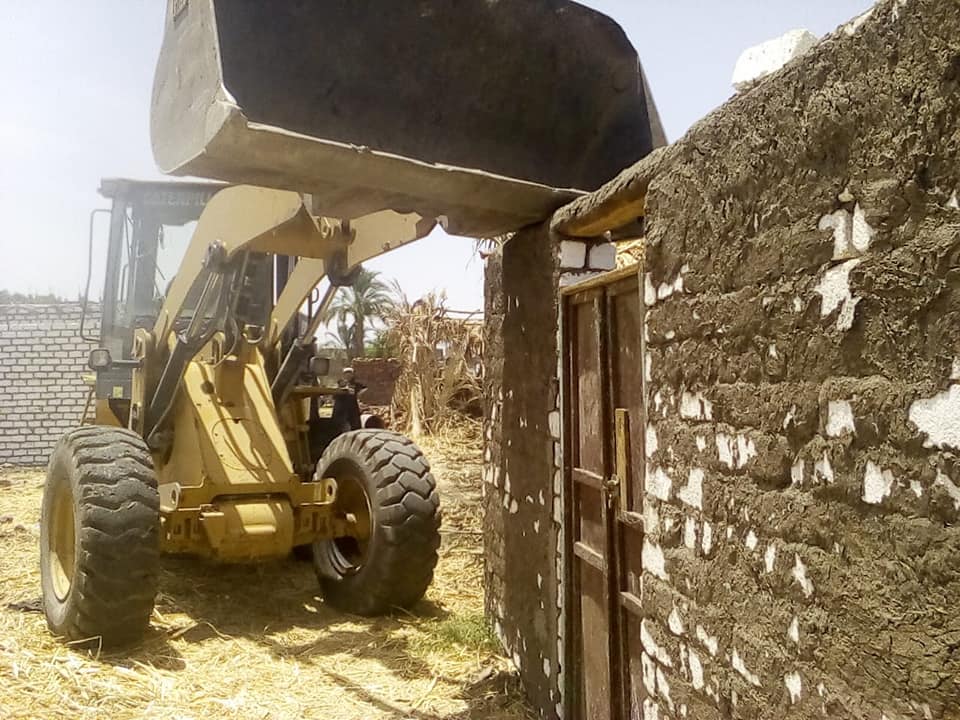 مدينة إسنا تنفذ إزالة لـ17 مخالفة بناء بالأراضى الزراعية بقرية طفنيس