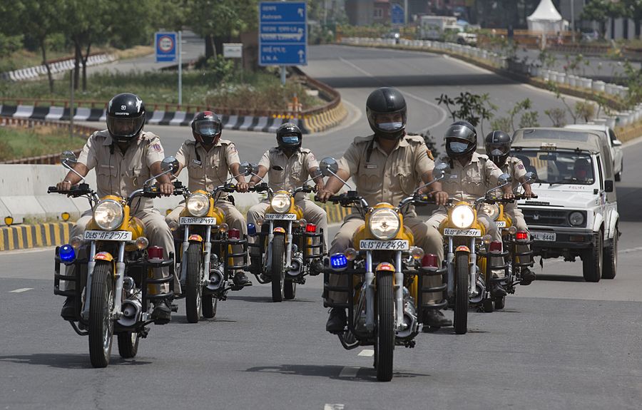 الشرطة الهندية على الدراجات النارية يشيدون بالأطباء والممرضات