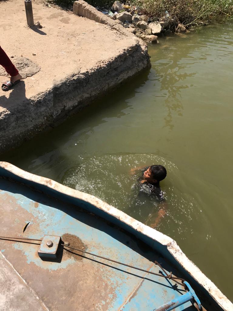 نهر النيل فى زفتى ملاذ الأطفال للهروب من حرارة الشمس فى نهار رمضان (7)