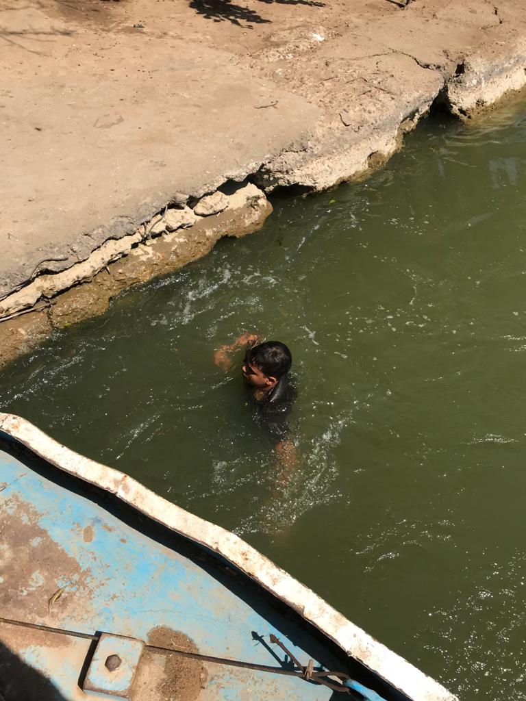 نهر النيل فى زفتى ملاذ الأطفال للهروب من حرارة الشمس فى نهار رمضان (3)