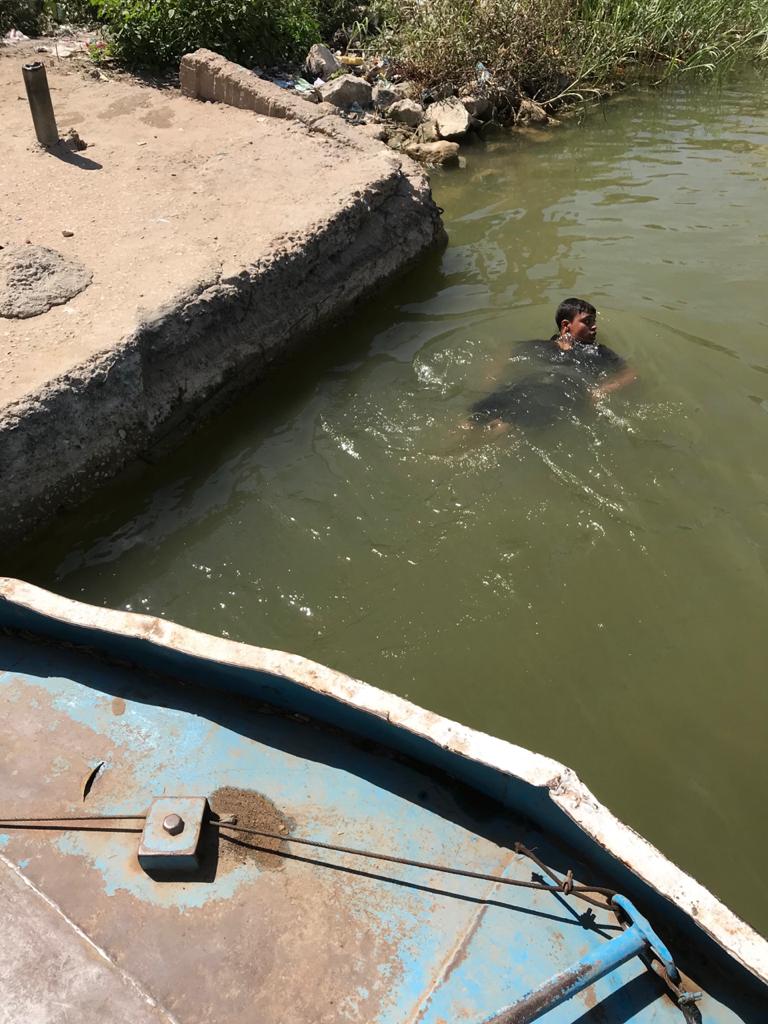 نهر النيل فى زفتى ملاذ الأطفال للهروب من حرارة الشمس فى نهار رمضان (9)