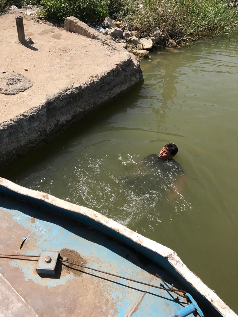 نهر النيل فى زفتى ملاذ الأطفال للهروب من حرارة الشمس فى نهار رمضان (5)