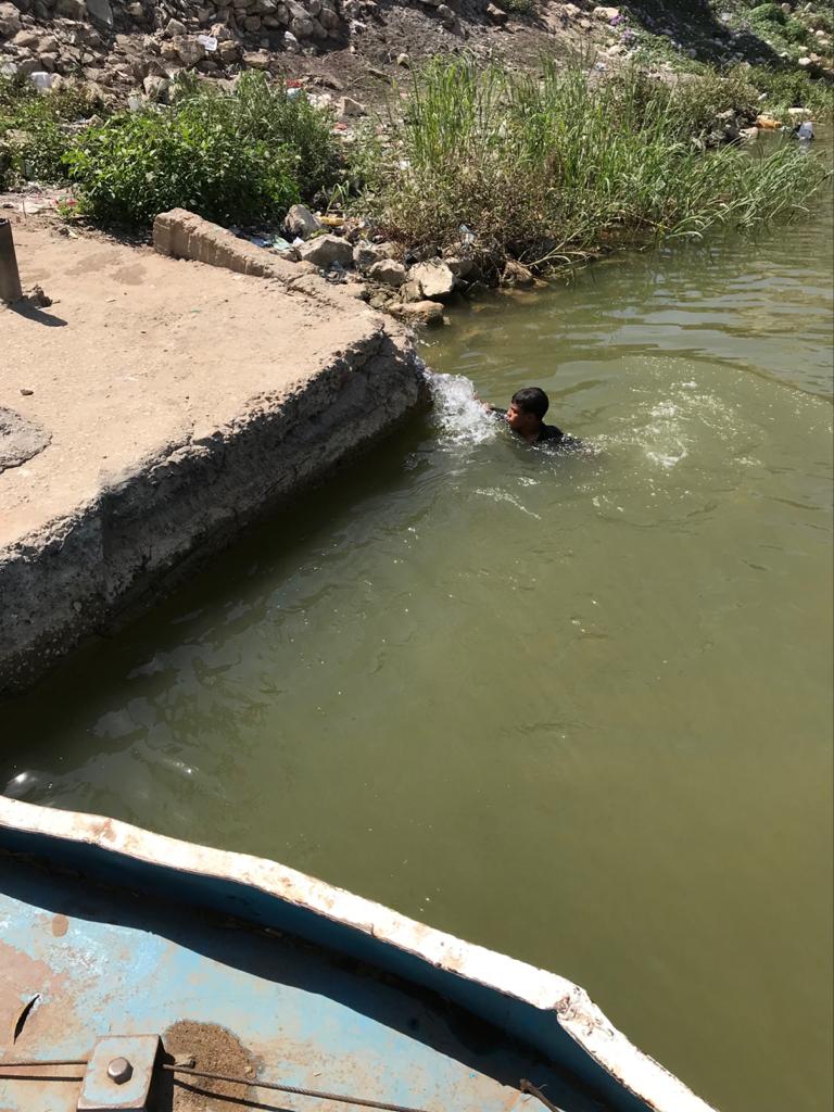 نهر النيل فى زفتى ملاذ الأطفال للهروب من حرارة الشمس فى نهار رمضان (4)