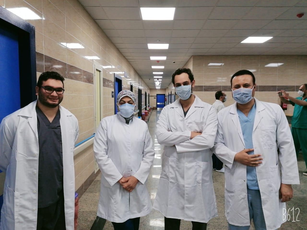 عودة 4  أطباء سالمين من أبناء  جامعة أسيوط بعد قضائهم  14 يوم عمل  بمستشفى العزل بابوتيج (5)