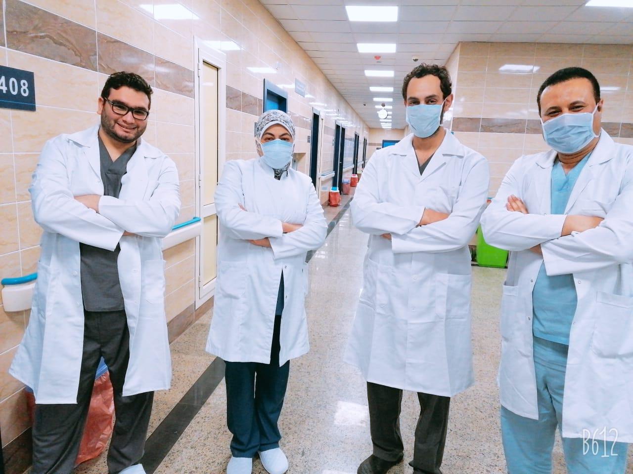 عودة 4  أطباء سالمين من أبناء  جامعة أسيوط بعد قضائهم  14 يوم عمل  بمستشفى العزل بابوتيج (1)