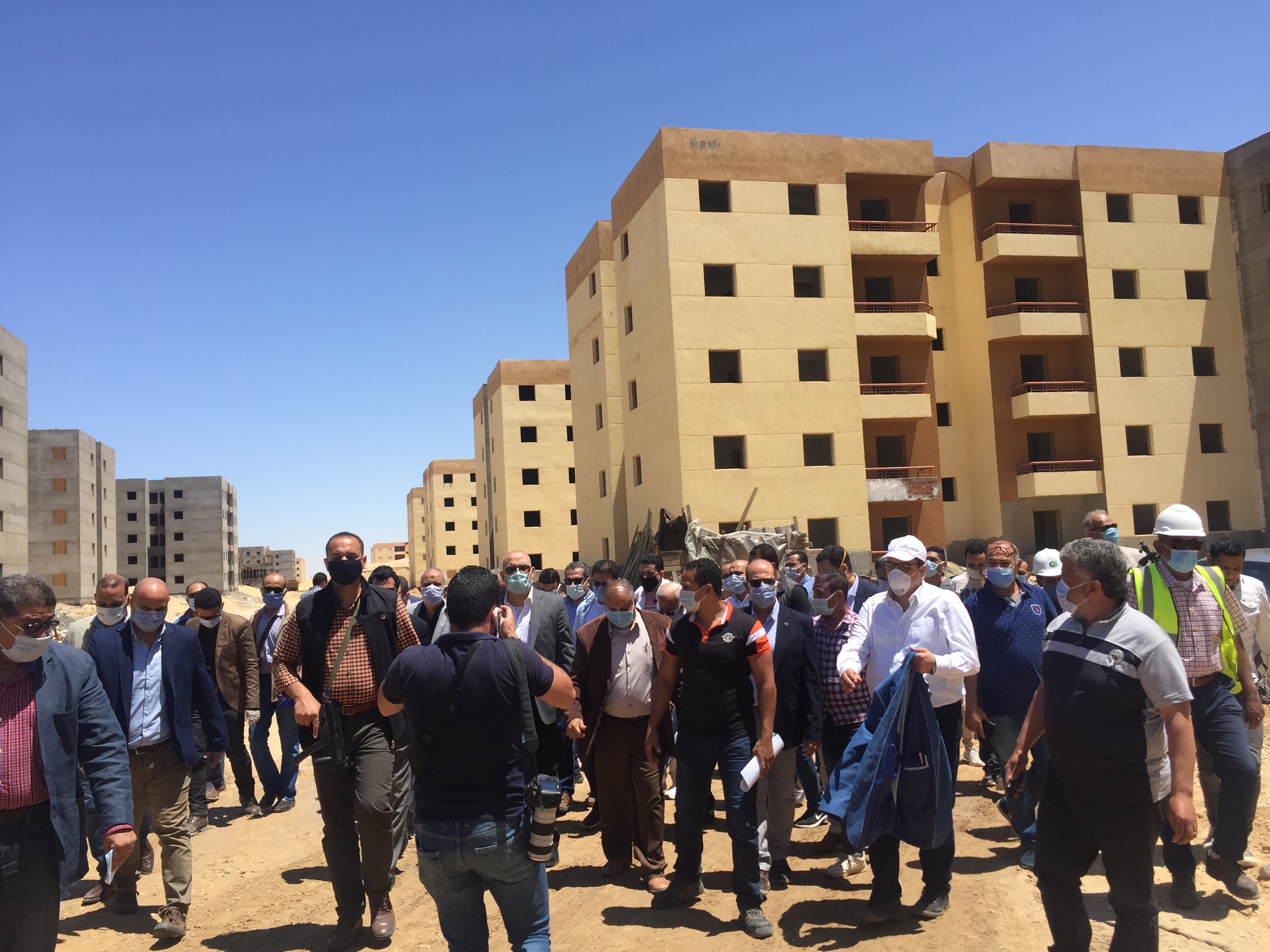 محافظ بورسعيد ووزيرى الإسكان والشباب يتفقدون المدينة المليونية (6)